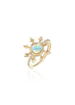 La féminité Ring in Yellow Gold with Opal